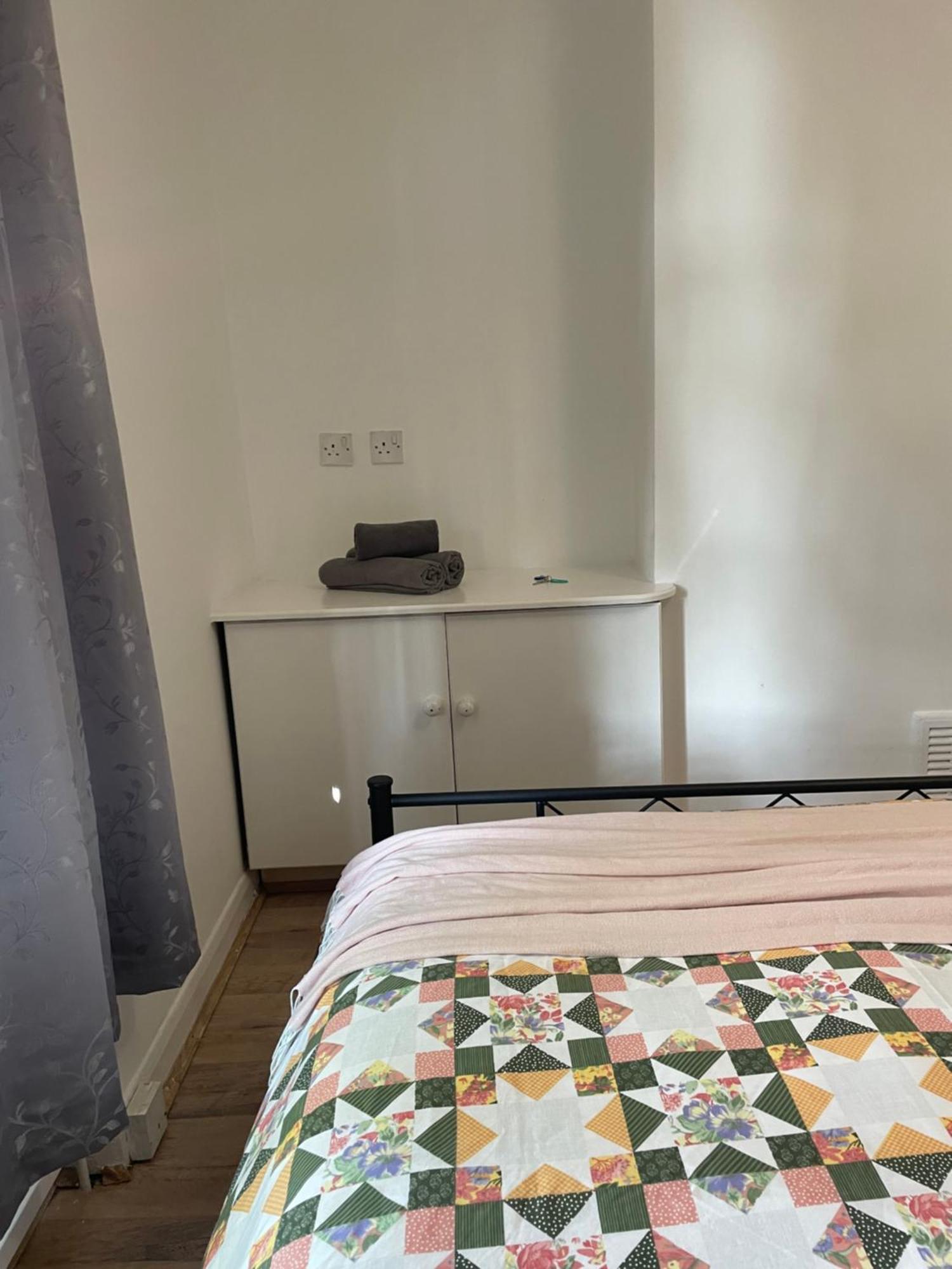 Contemporary Private Rooms Near Central London Exterior photo