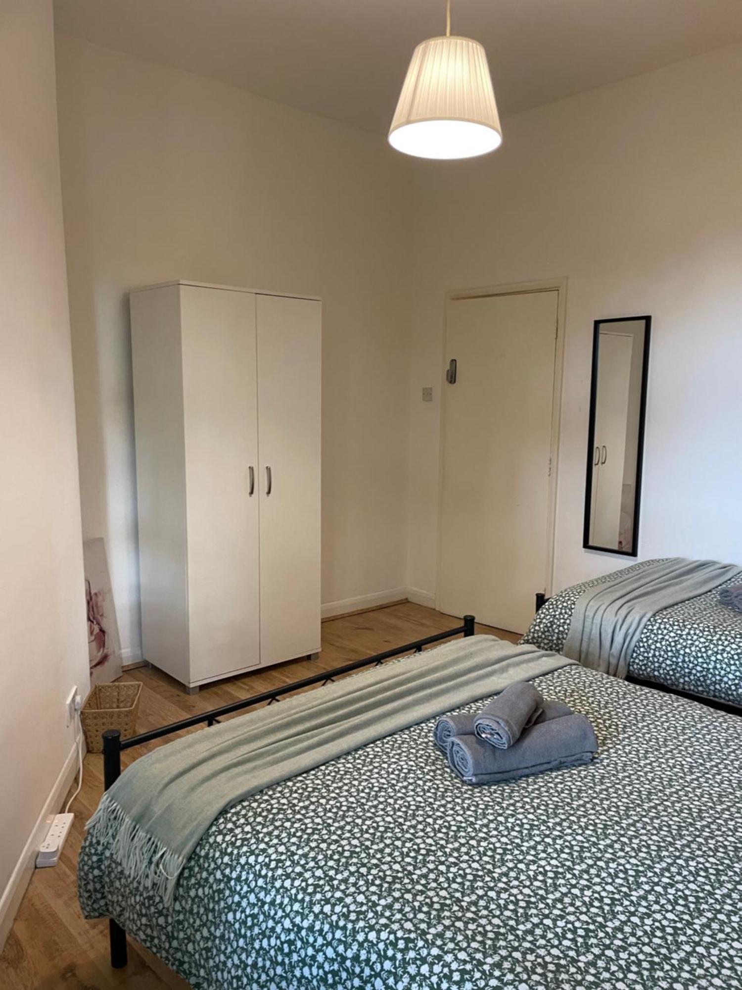 Contemporary Private Rooms Near Central London Exterior photo